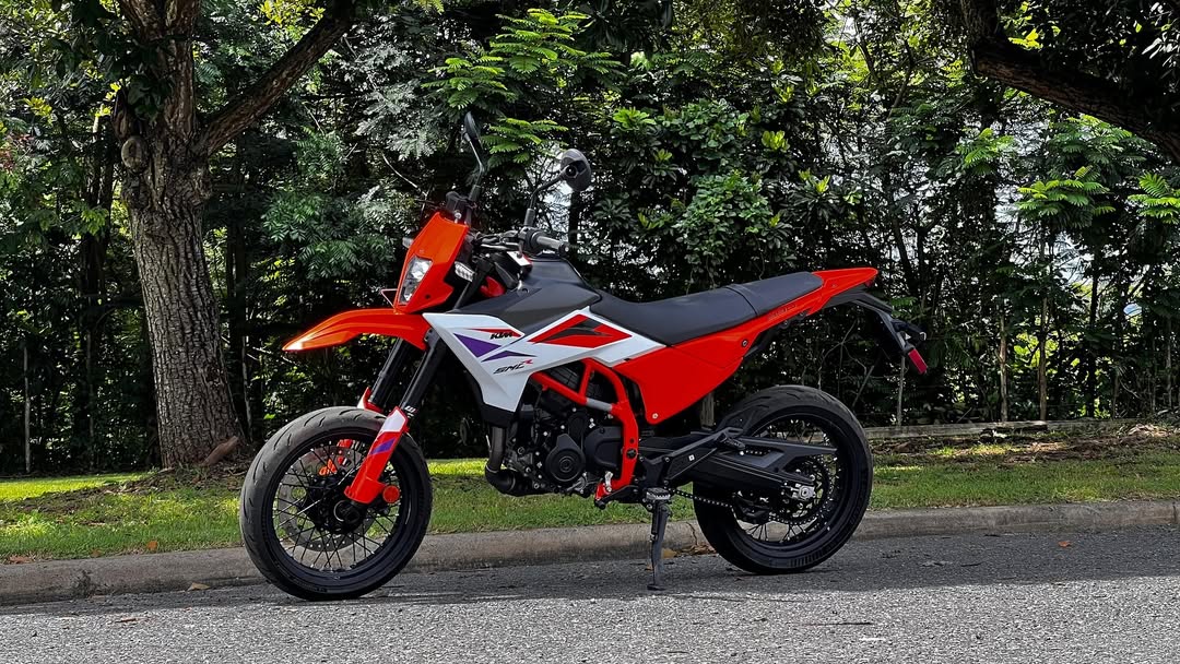 2025 KTM 390 SMC R