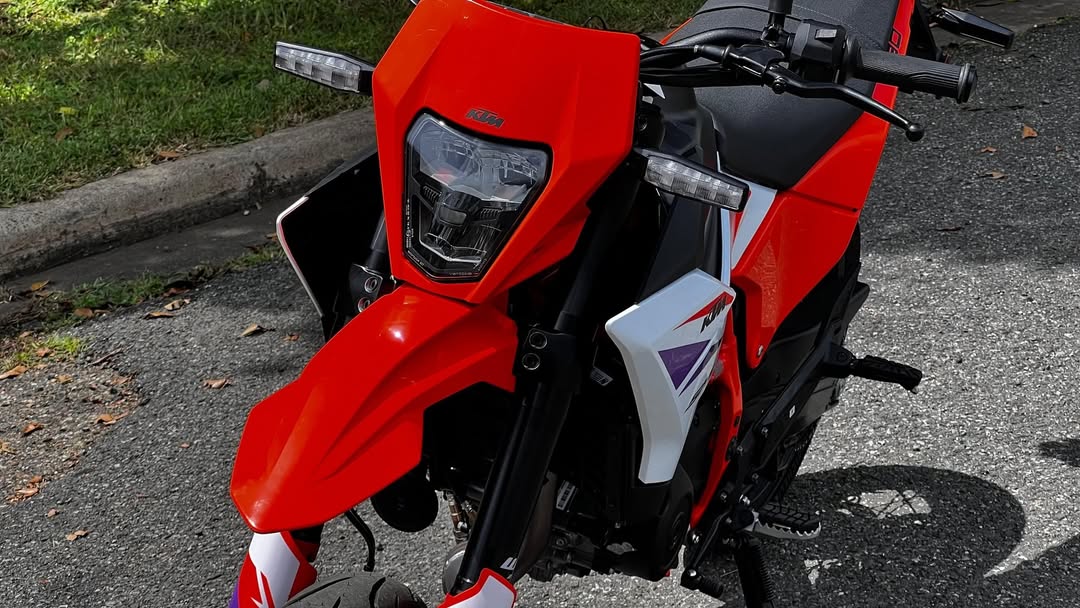 2025 KTM 390 SMC R